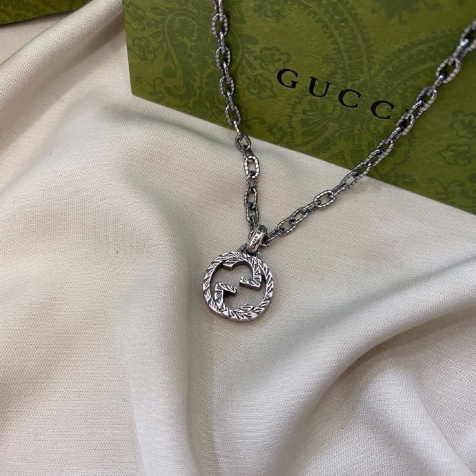 G*u*i necklaces